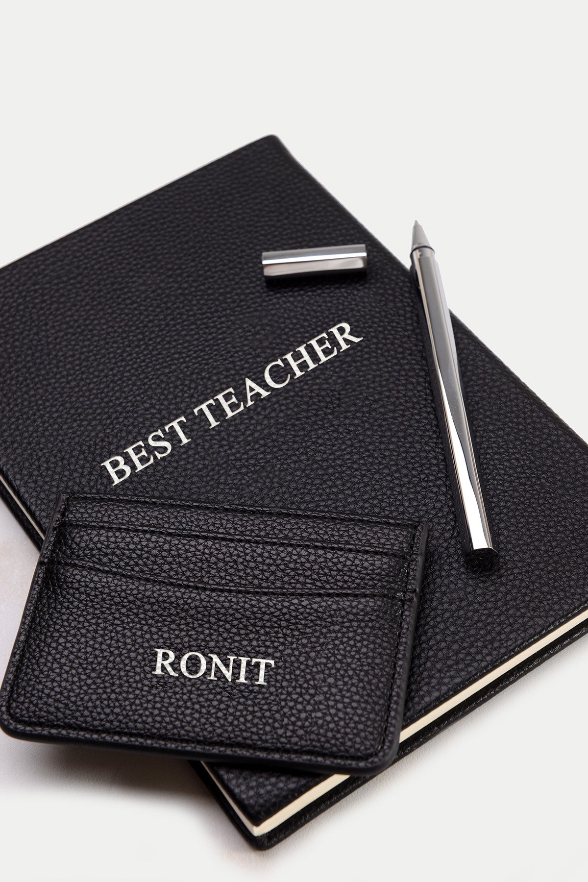 מארז מתנה למורה: מחברת + מחזיק מפתחות + ארנק כרטיסים