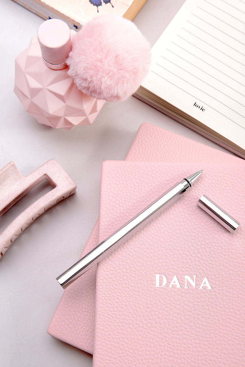 מארז מתנה לבת מצווה: מחברת יומן אישי + תיק איפור