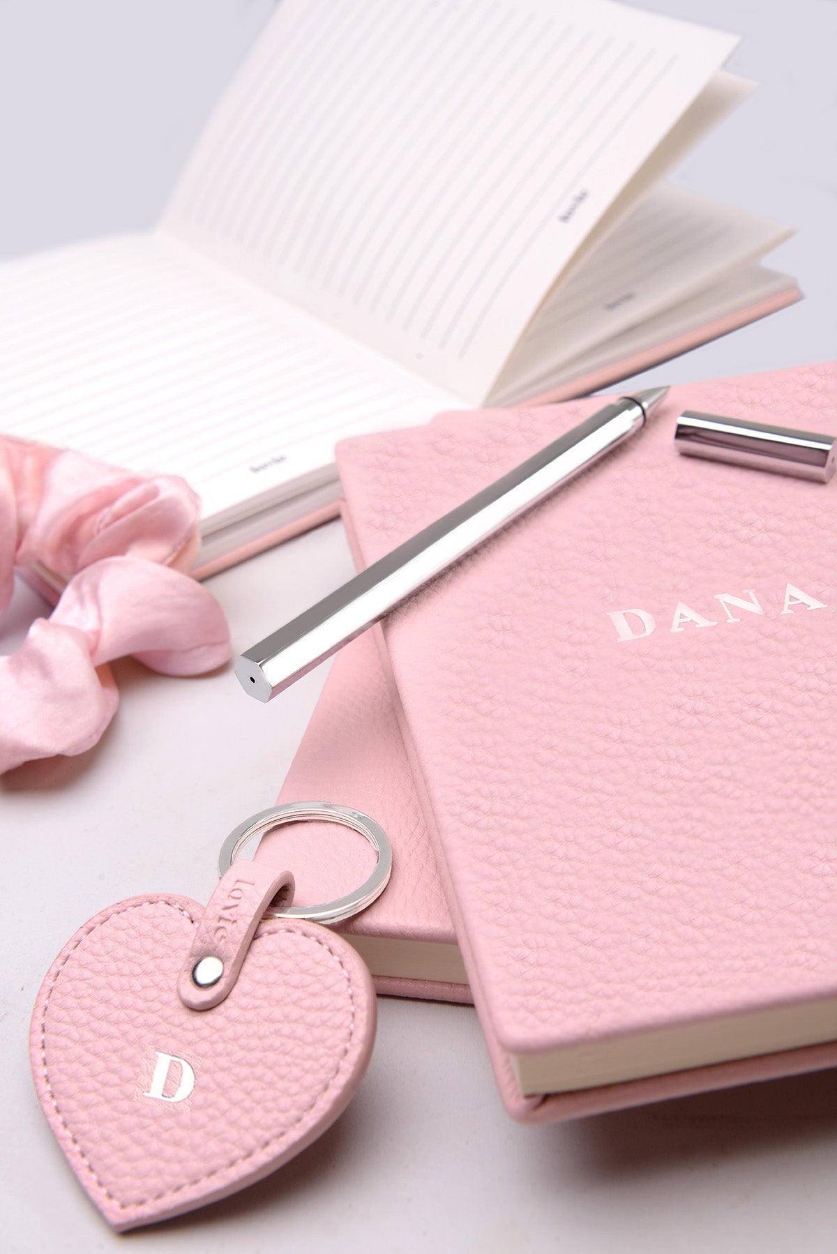 מארז מתנה: מחברת + מחזיק מפתחות