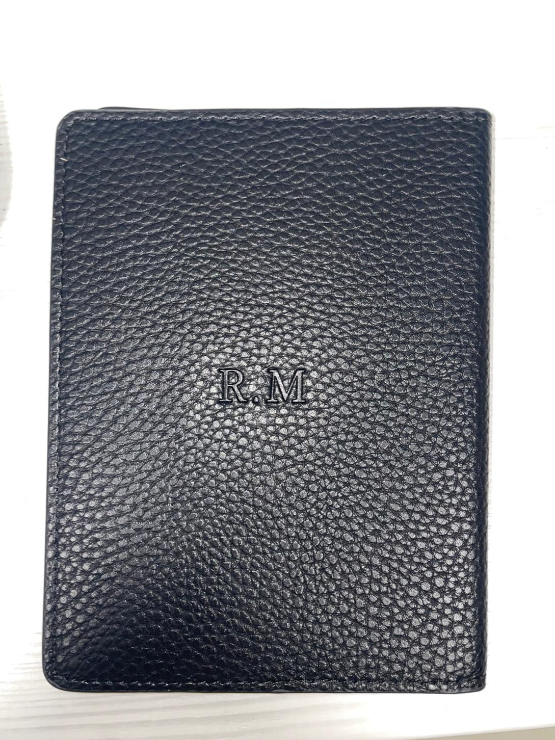 OUTLET - כיסוי לדרכון עם הטבעה ללא צבע R.M