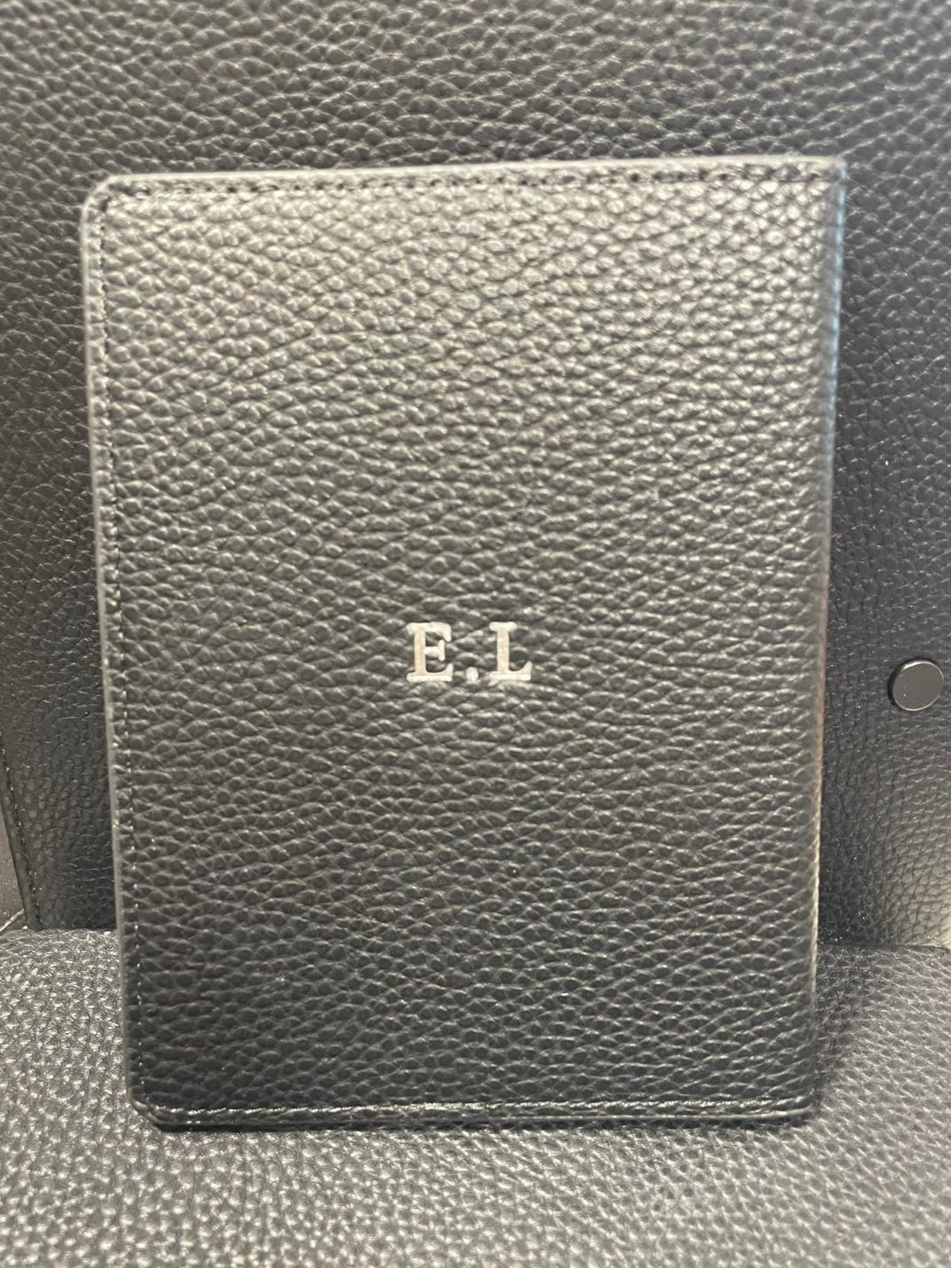 OUTLET - כיסוי לדרכון עם הטבעה כסף E.L