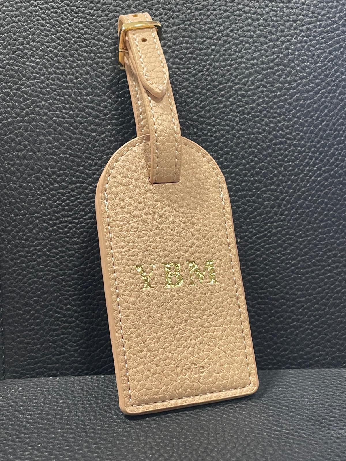 OUTLET - תג למזוודה בגוון בז' עם הטבעה זהב YBM