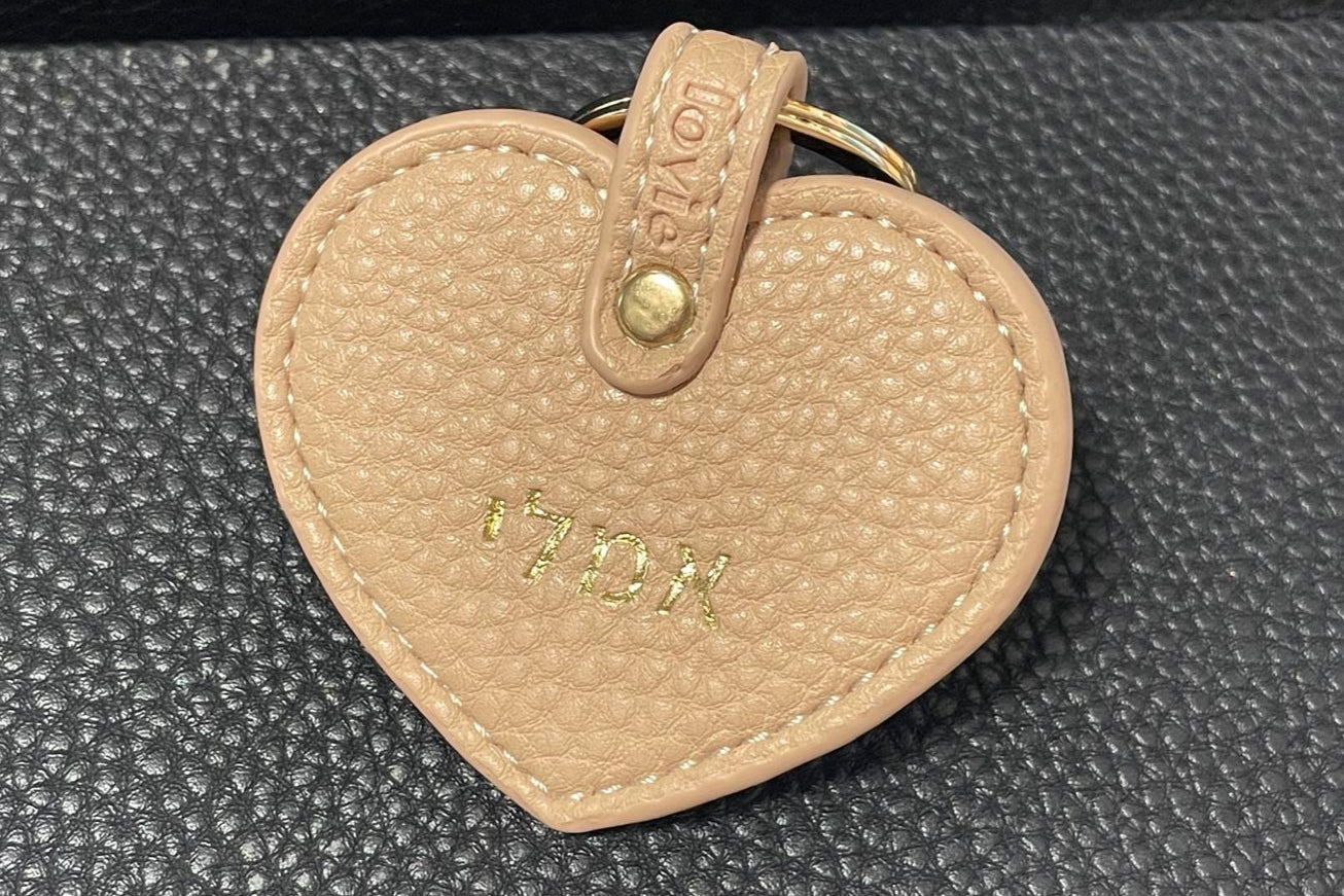 OUTLET - מחזיק מפתחות בגוון בז' עם הטבעת זהב אמלי