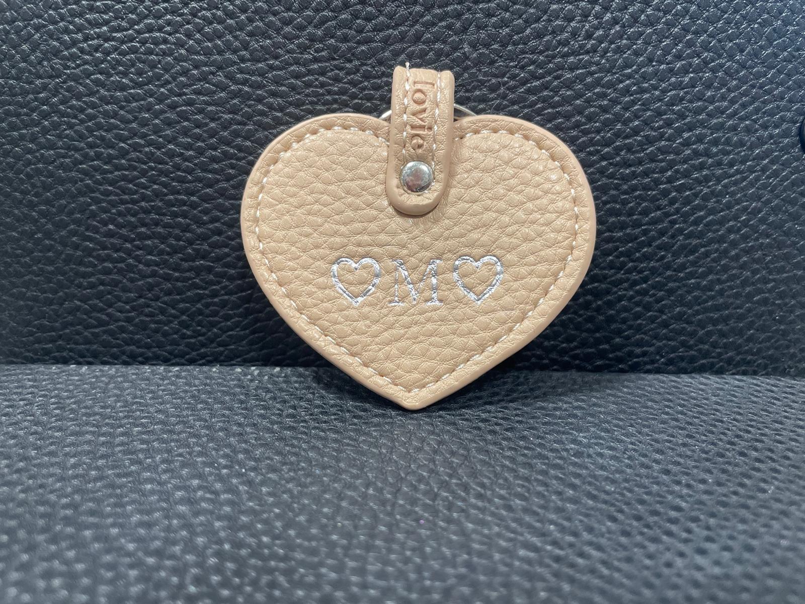 OUTLET - מחזיק מפתחות בגוון בז' עם הטבעת כסף ♡M♡