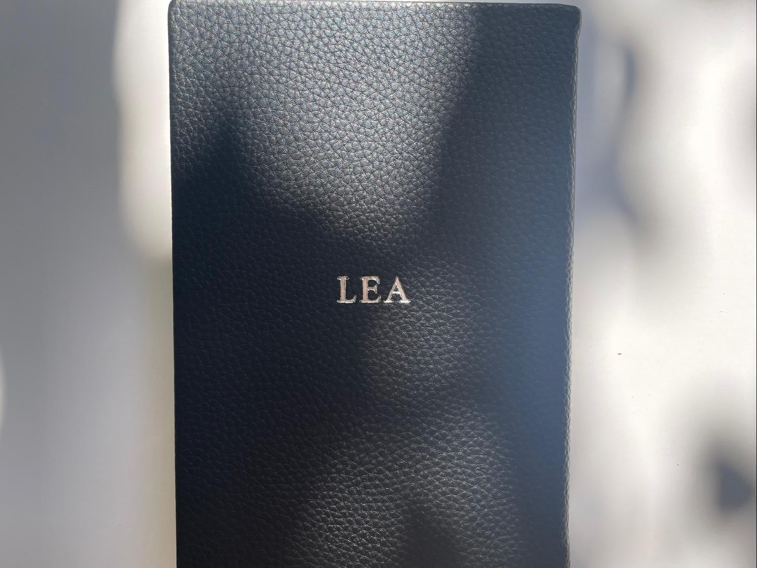 OUTLET - מחברת עור טבעוני שחור עם הטבעת כסף LEA