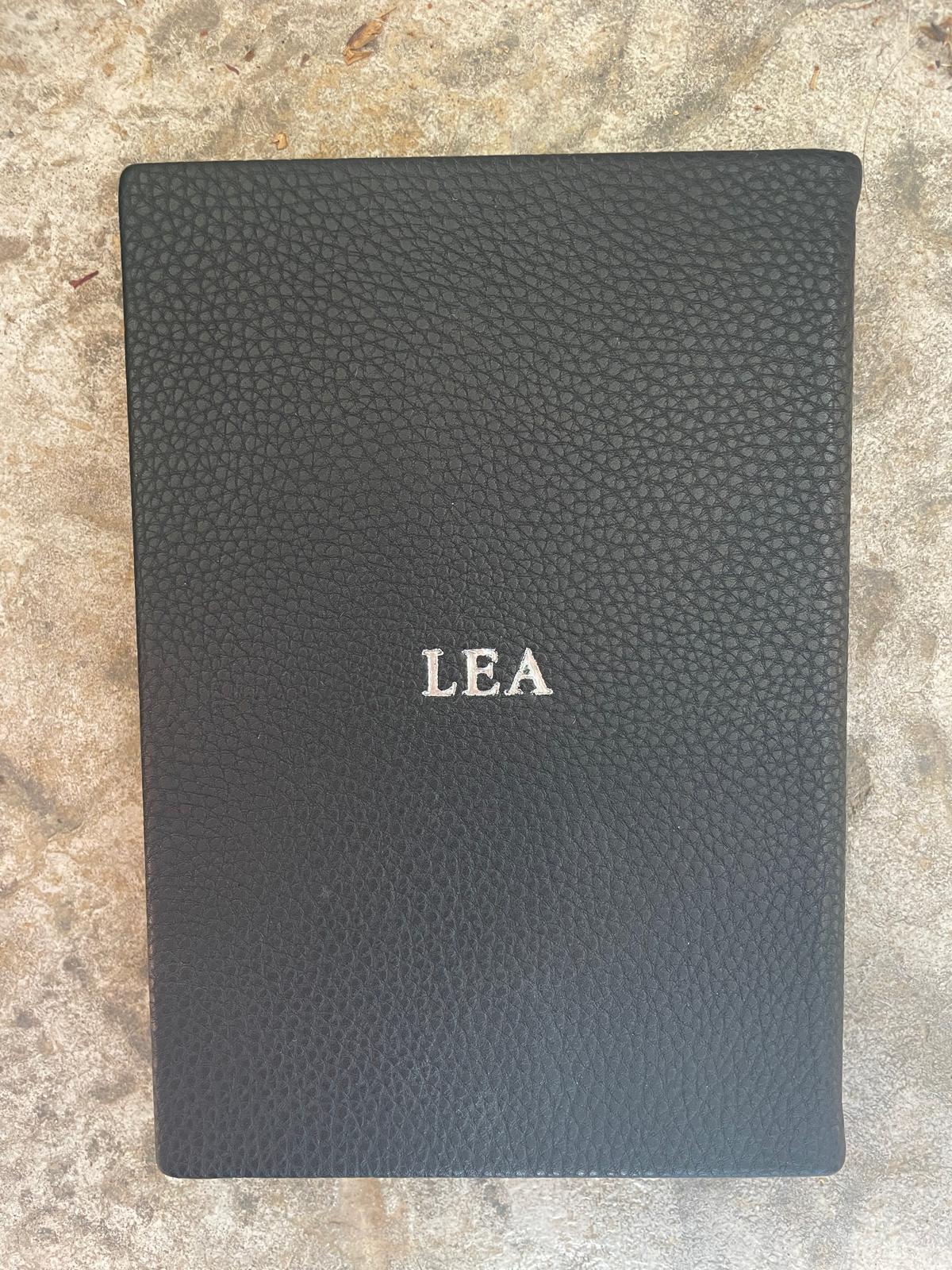 OUTLET - מחברת עור טבעוני שחור עם הטבעת כסף LEA