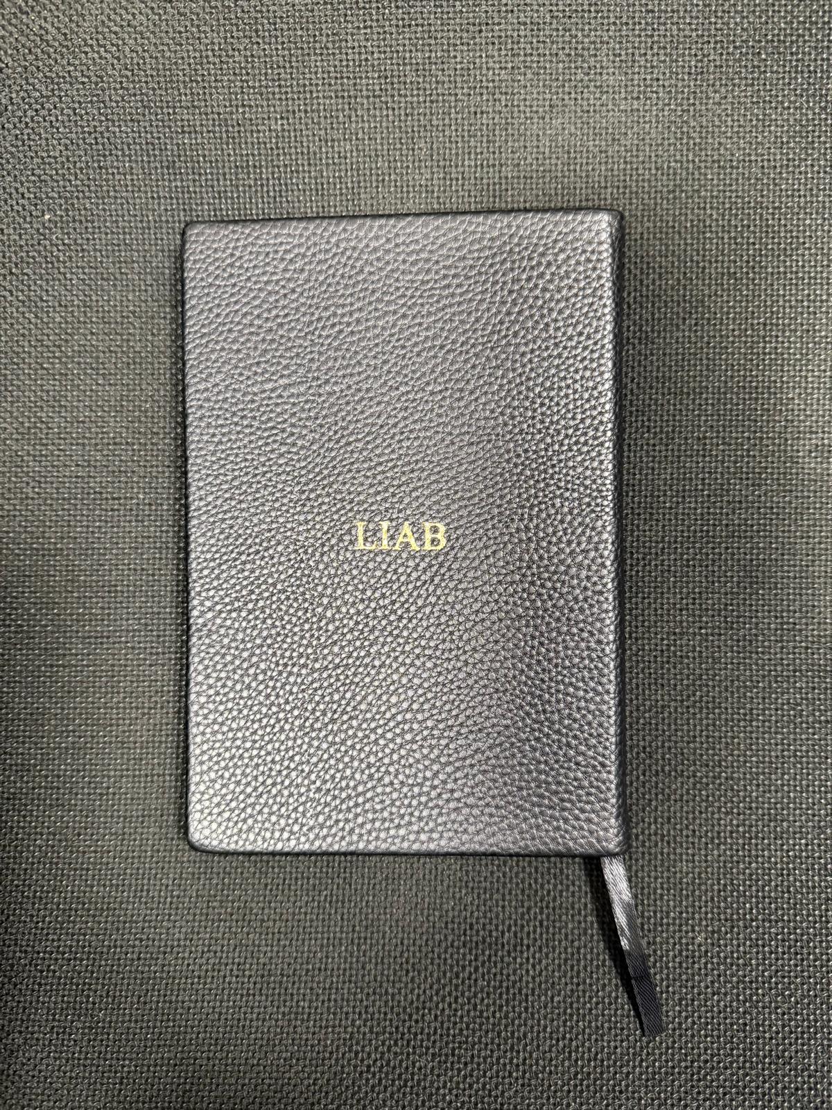 OUTLET - מחברת עור טבעוני שחור עם הטבעת זהב LIAB