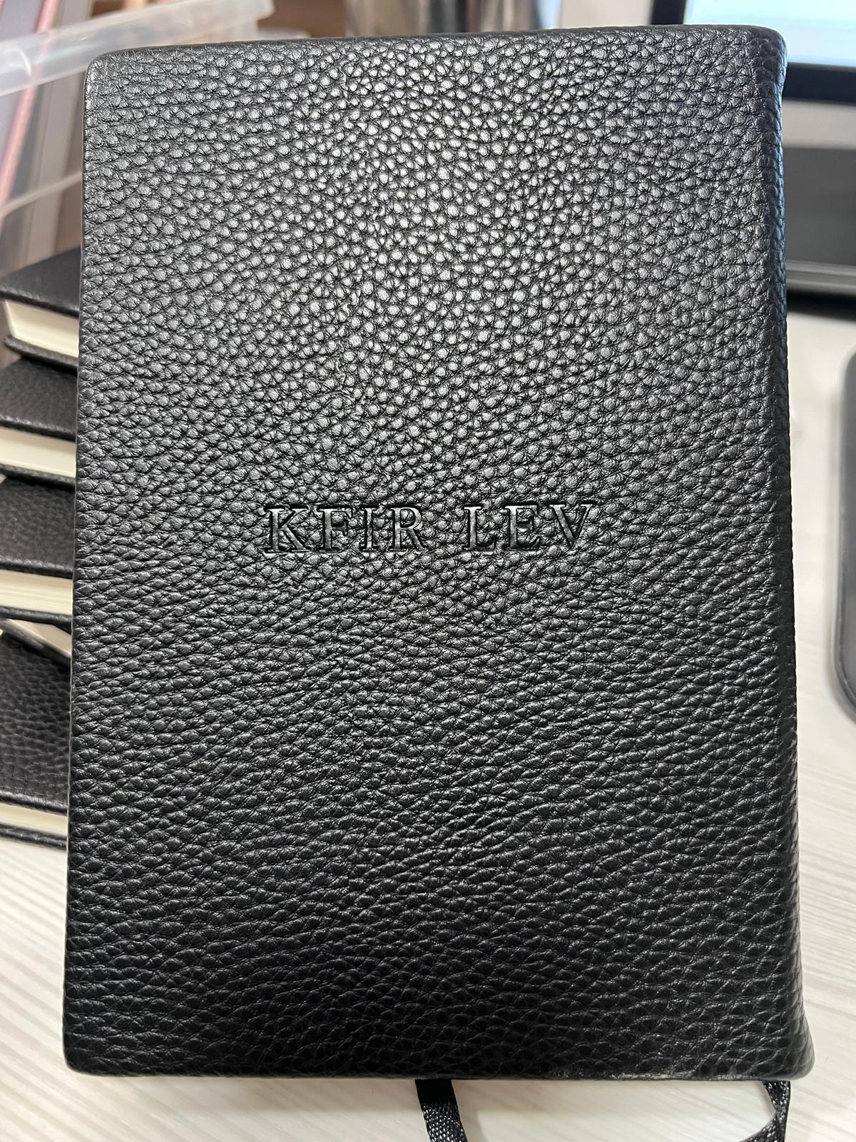 OUTLET - מחברת עור טבעוני שחור עם הטבעה ללא צבע KFIR LEV