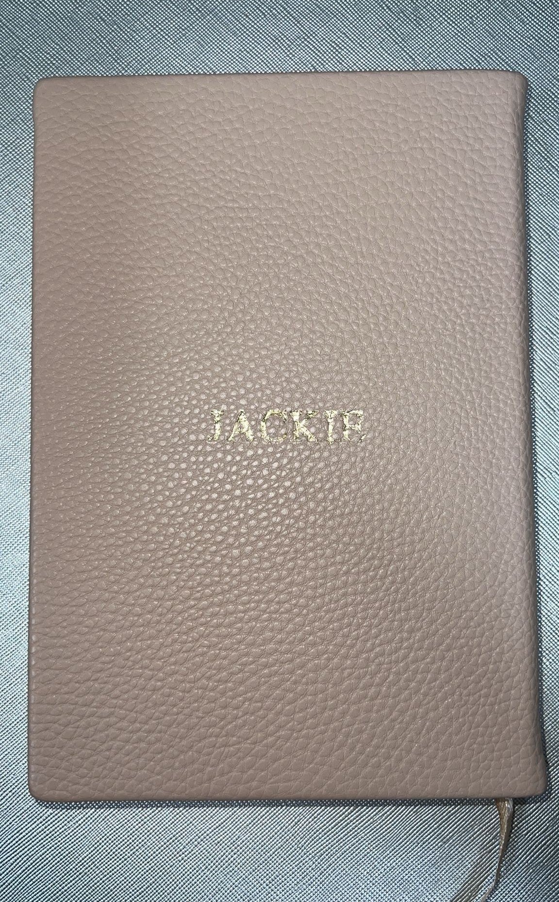 OUTLET - מחברת עור טבעוני בז' עם הטבעת זהב JACKIE