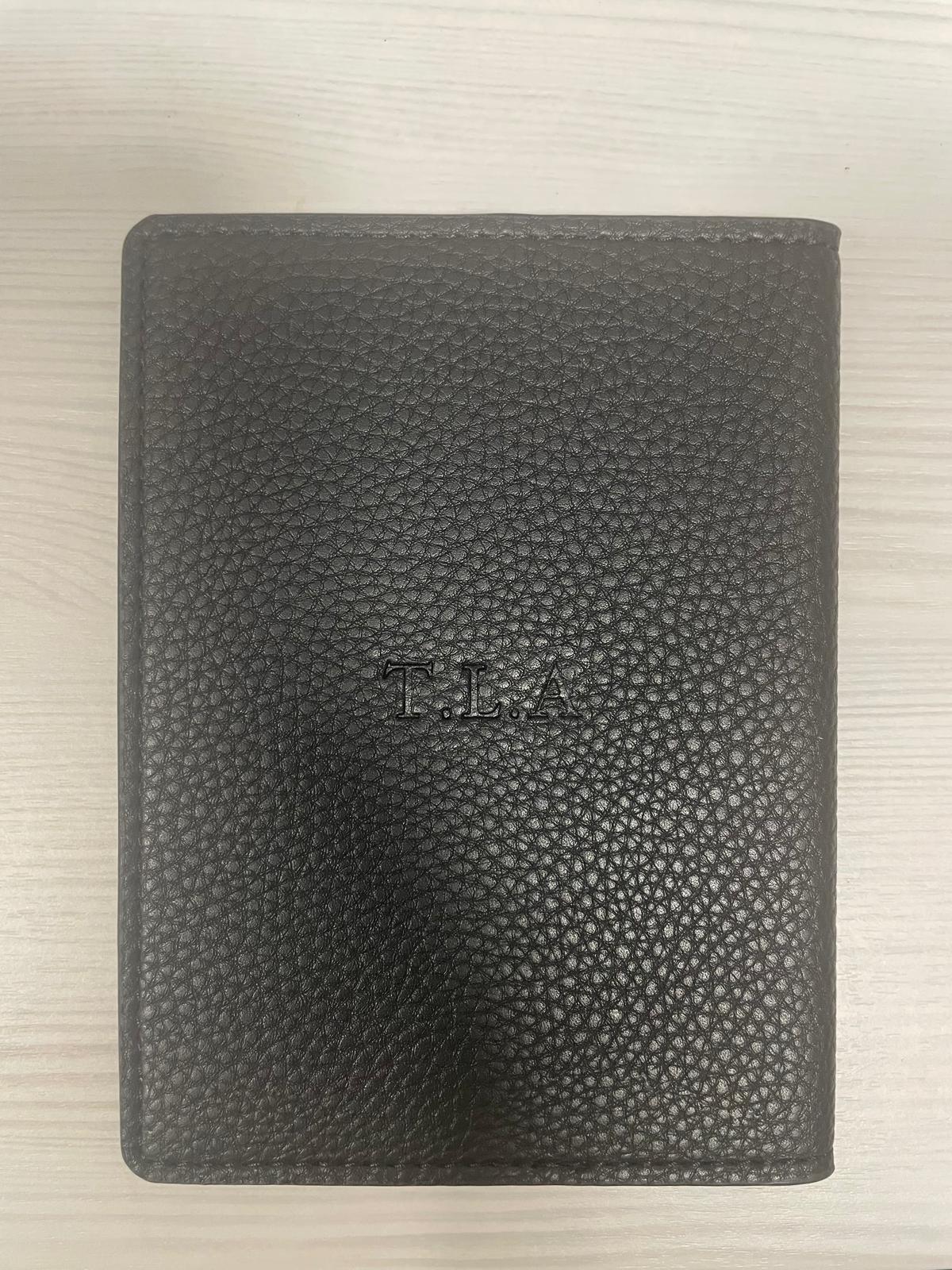 OUTLET - כיסוי לדרכון עם הטבעה ללא צבע T.L.A