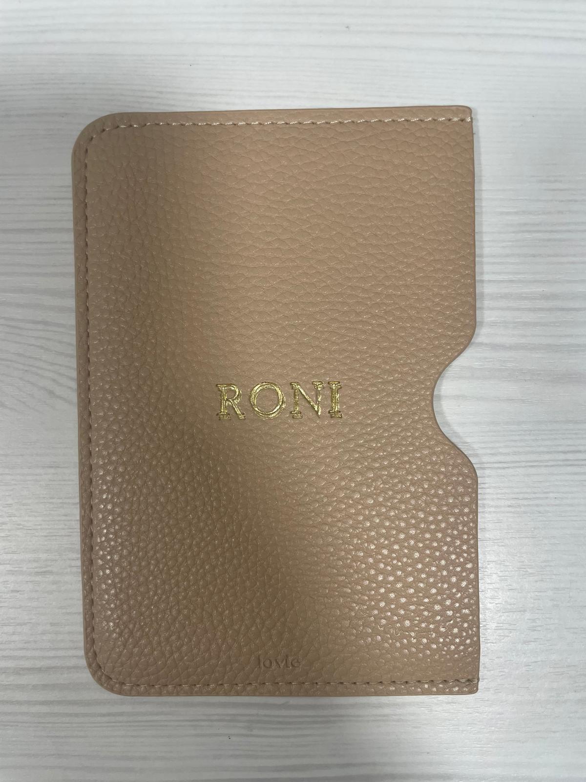 OUTLET - כיסוי לדרכון בז' הטבעה זהב RONI