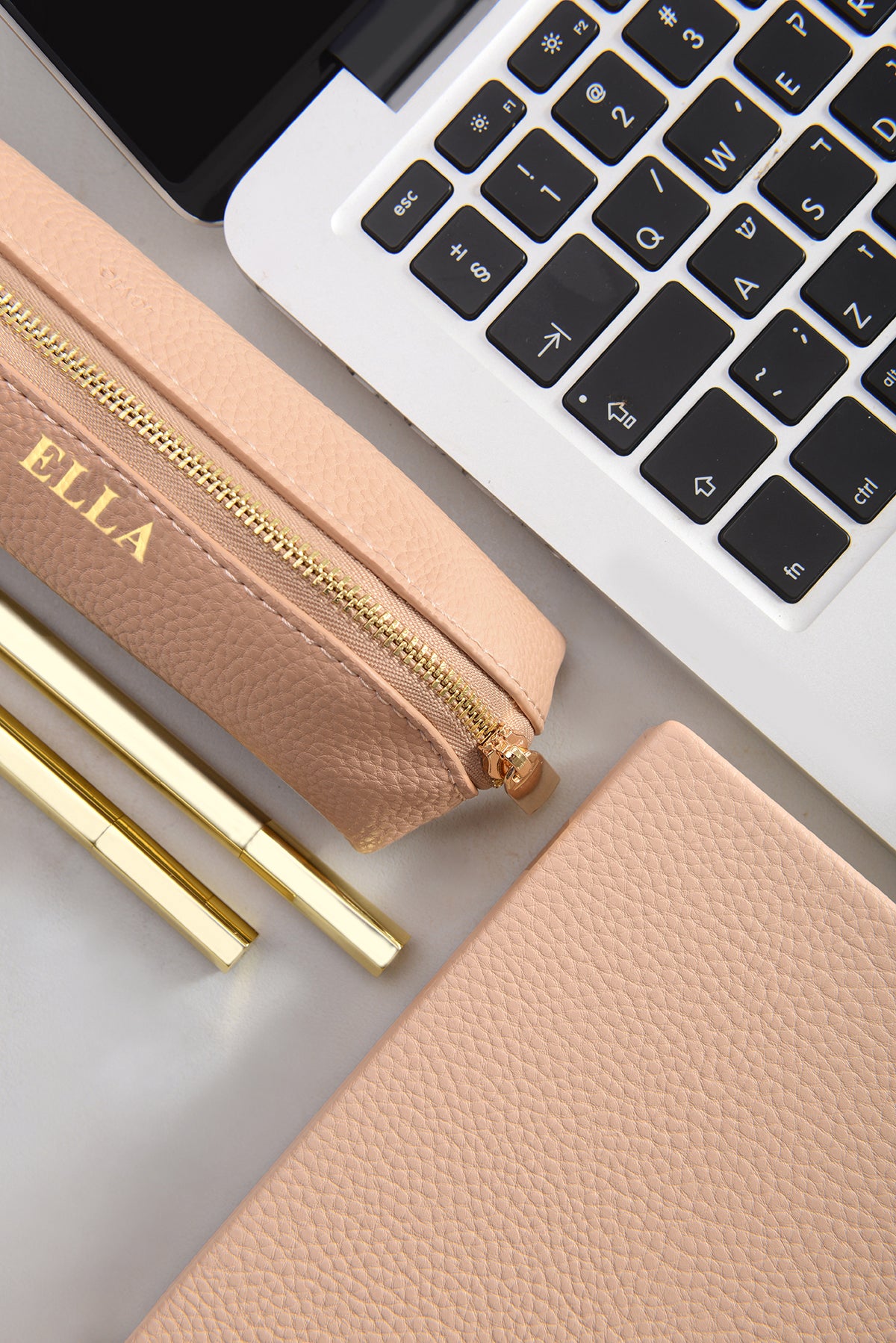 מארז מתנה לסטודנטית: מחברת + קלמר