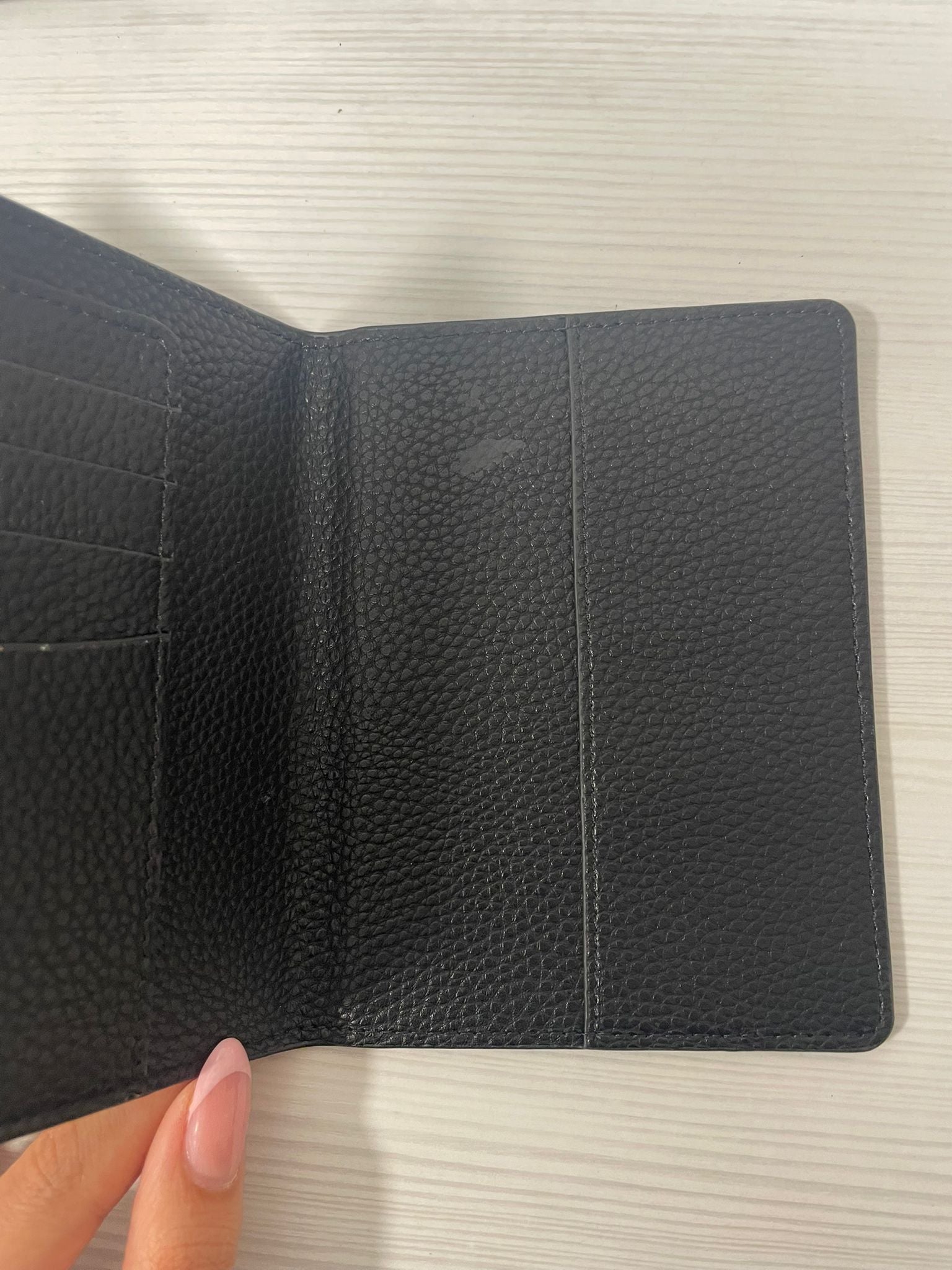 OUTLET - כיסוי שחור לדרכון