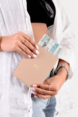 מארז מתנה: כיסוי לדרכון + תג מזוודה + 2 תיקי איפור/רחצה (רגיל+קטן)