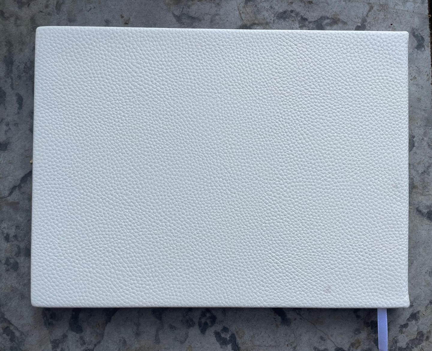 OUTLET - ספר אורחים