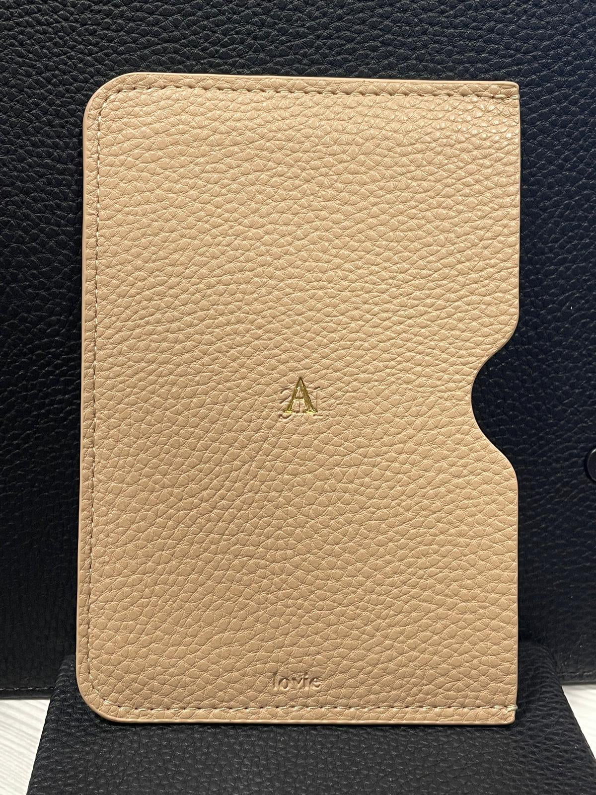 OUTLET - כיסוי לדרכון בז' הטבעה זהב A