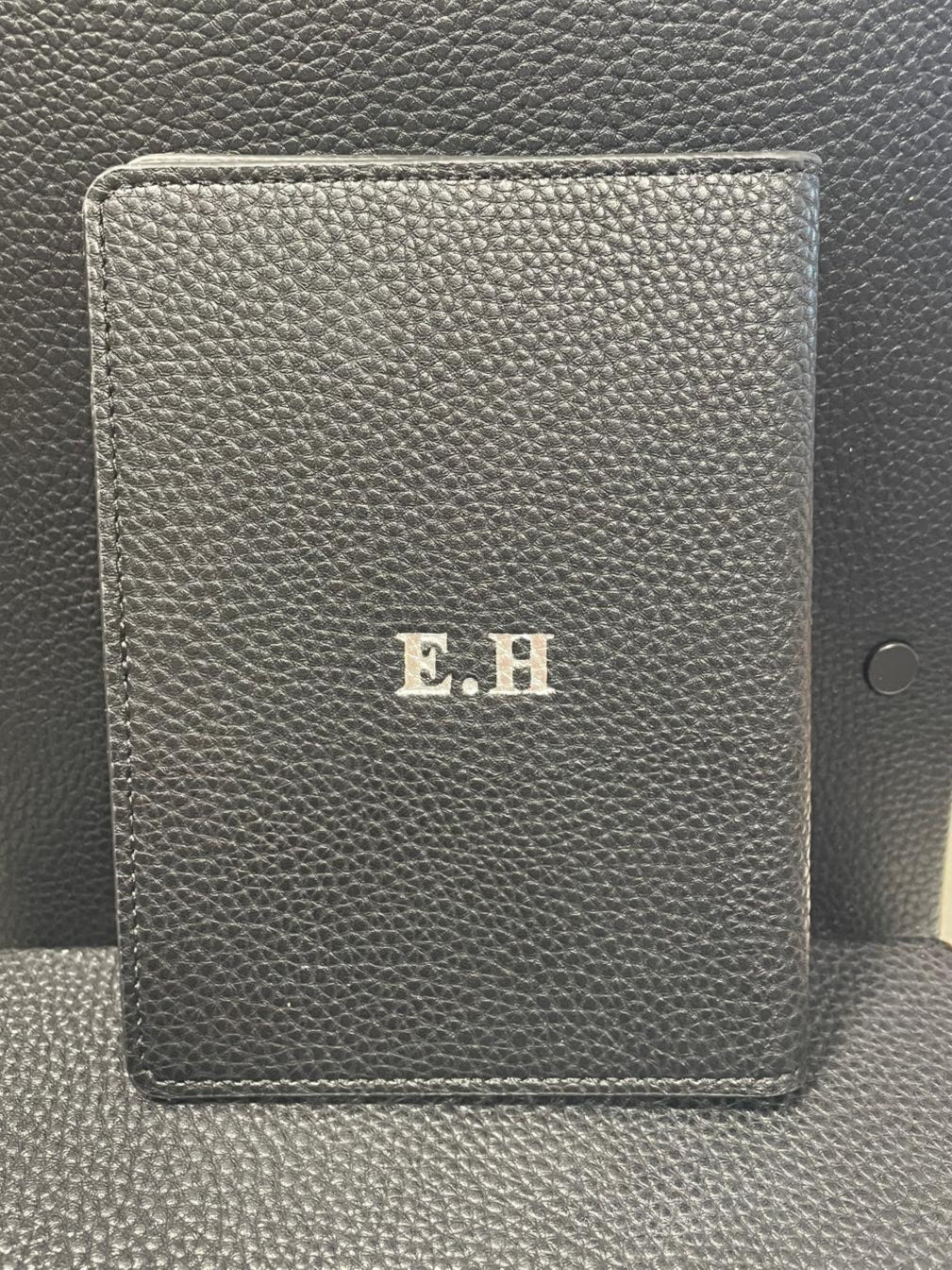 OUTLET - כיסוי לדרכון עם הטבעה כסף E.H