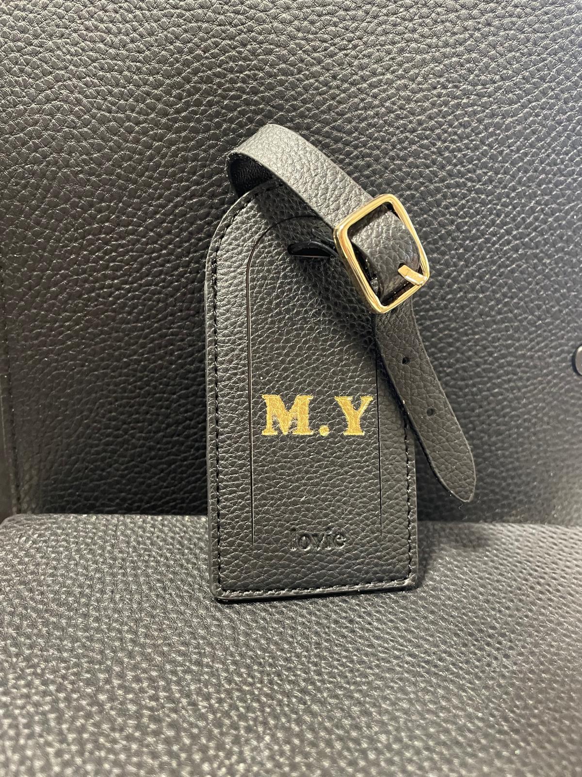 OUTLET - תג למזוודה בגוון שחור עם הטבעת זהב M.Y