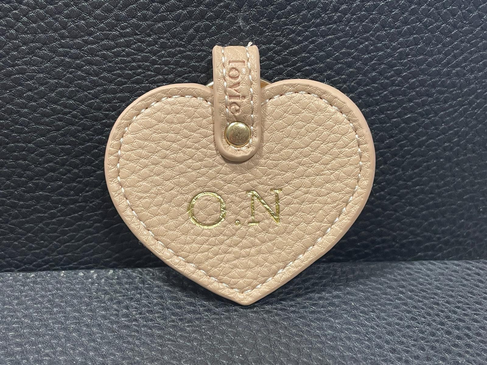 OUTLET - מחזיק מפתחות בגוון בז' עם הטבעת זהב O.N