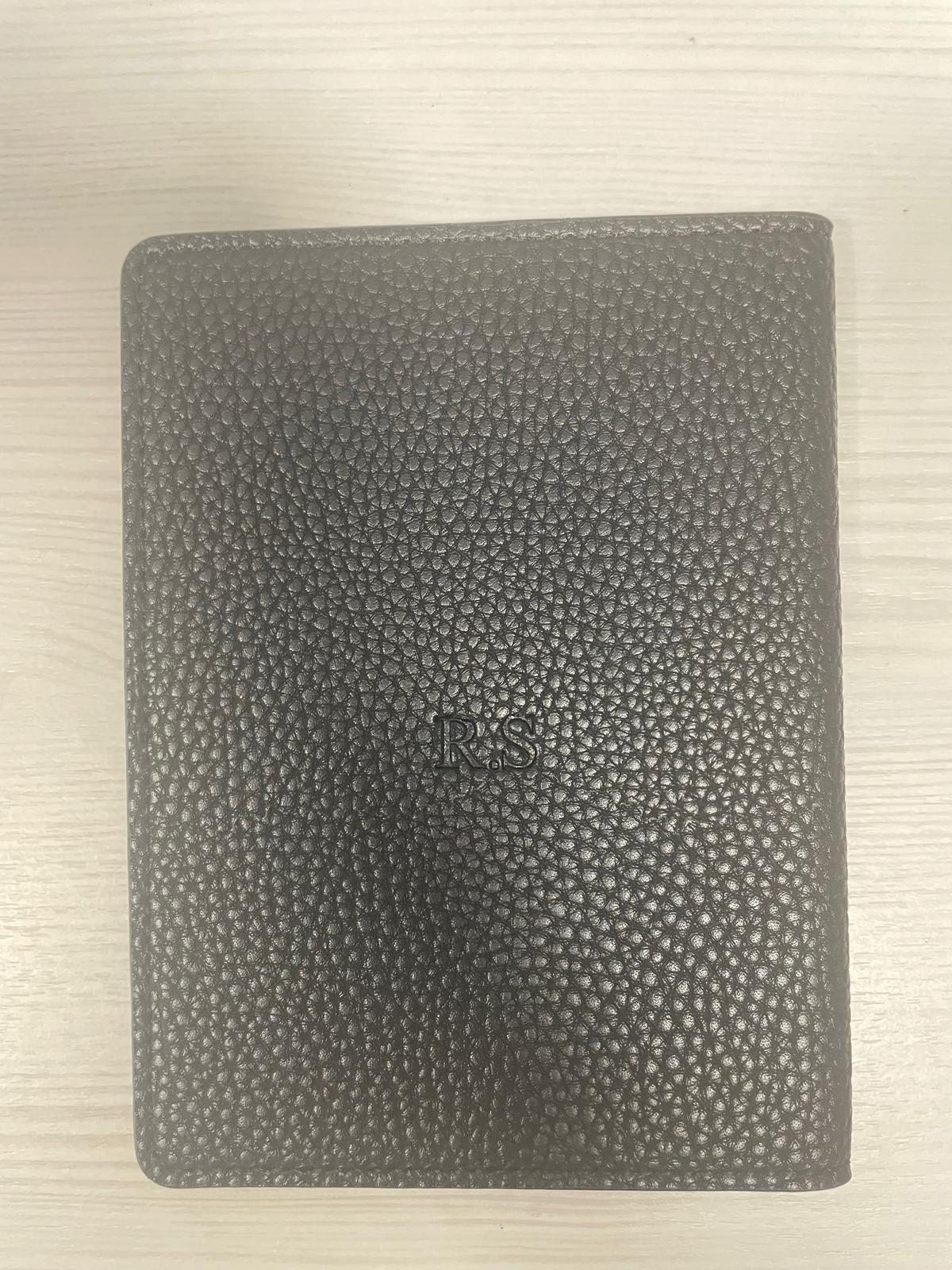 OUTLET - כיסוי לדרכון עם הטבעה ללא צבע R.S